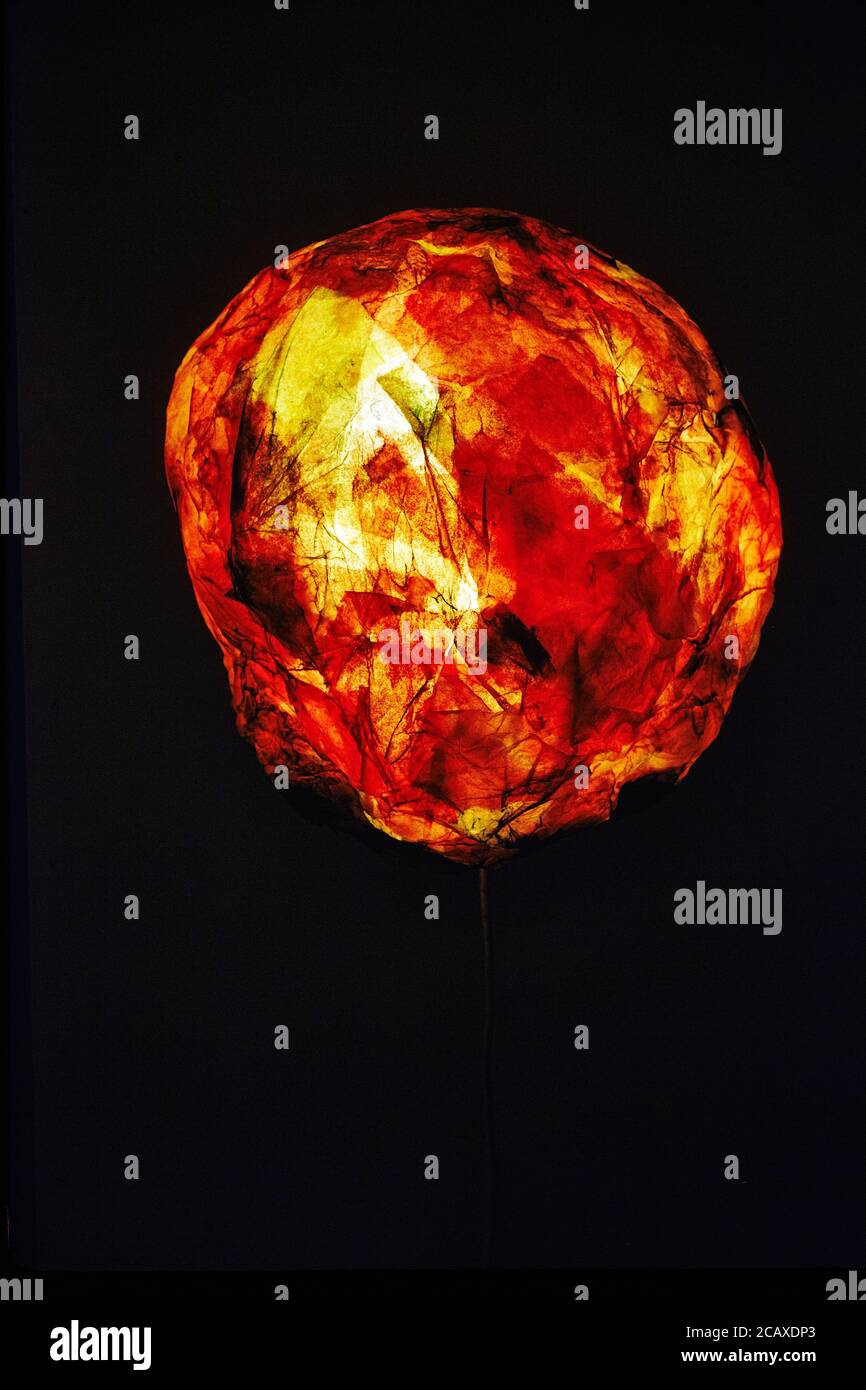 Feuerball mit freiem Speicherplatz für Text. auf schwarzem Hintergrund isoliert Stockfoto