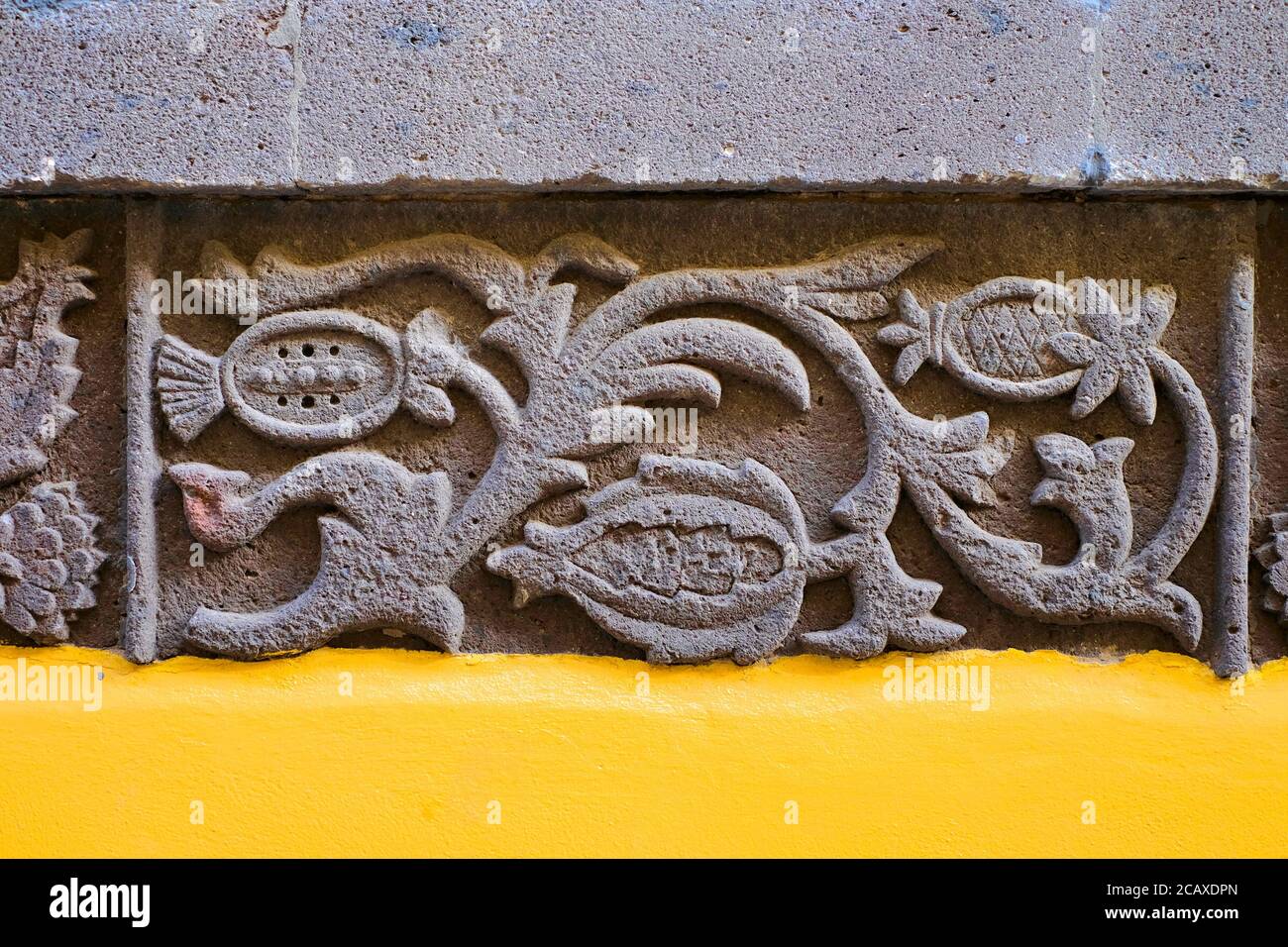Früchte im Garten Eden, altes Steinrelief. Stockfoto