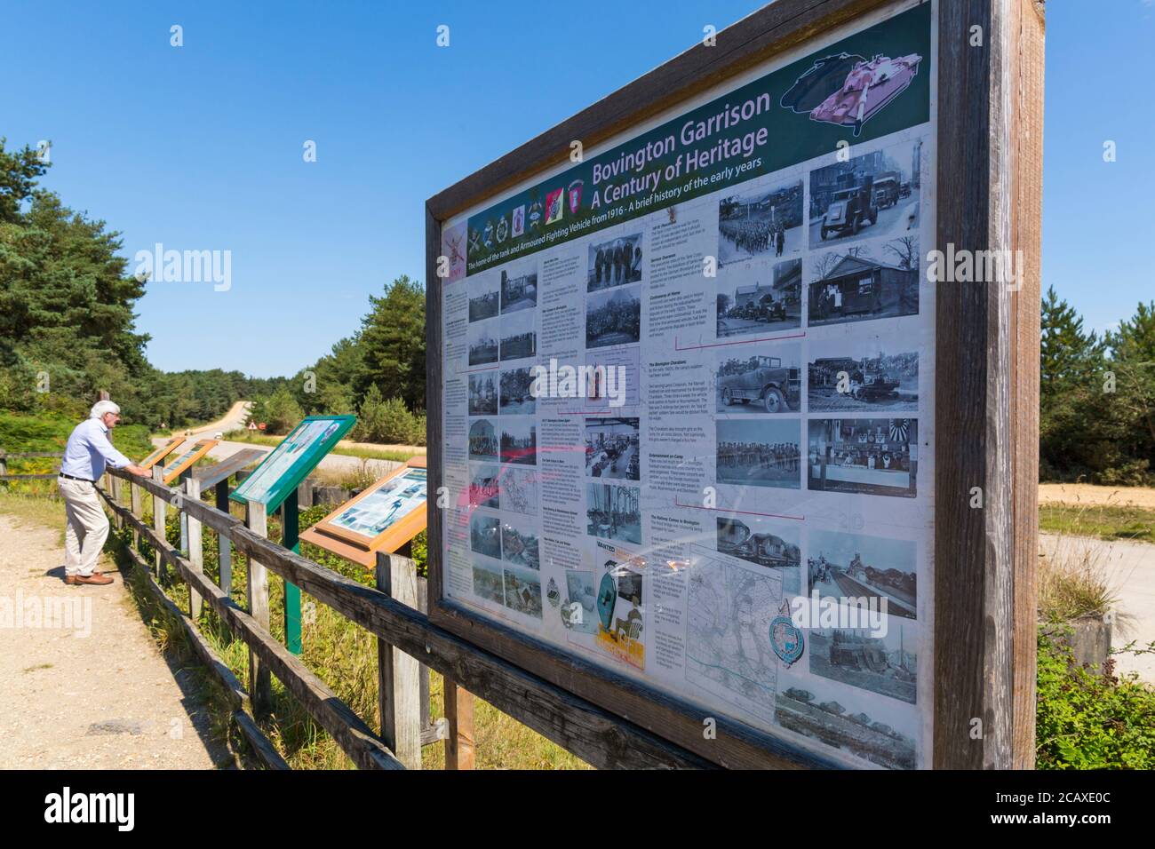 Bovington Garrison ein Jahrhundert des Erbes Zeichen Informationstafel am Sichtbereich, Tank Trainingsbereich, in Bovington, Dorset UK im August Stockfoto