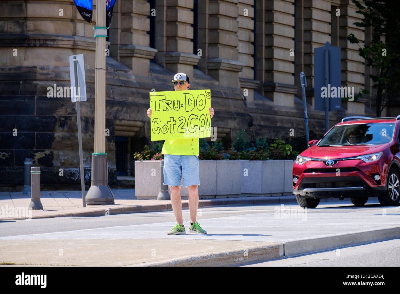 Ottawa, Kanada. August 2020. Gelbe Weste Protestler mit Schild, dass PM Trudeau muss gehen Stockfoto