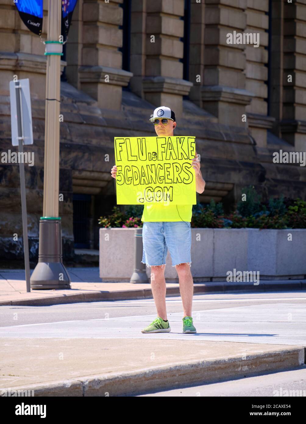Ottawa, Kanada. August 2020. Verschwörung Gelbe Weste Demonstranten mit Zeichen behauptet Pandemie ist gefälscht Stockfoto