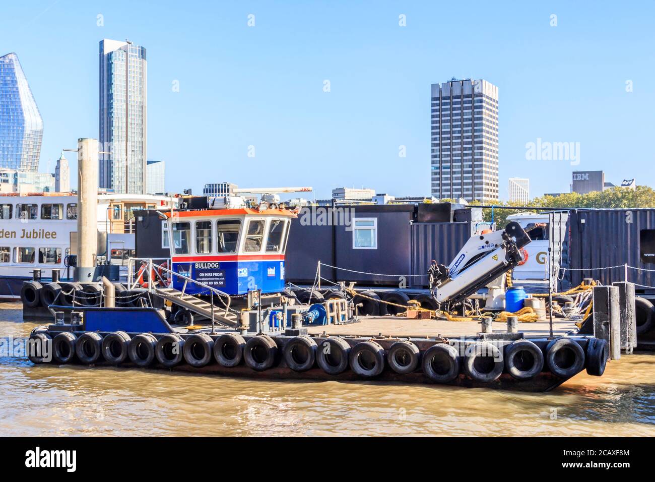 MPV Bulldog, ein Mehrzweckschiff mit Kran und Winde, das an der Themse am Victoria Embankment in London, Großbritannien, festgemacht ist Stockfoto