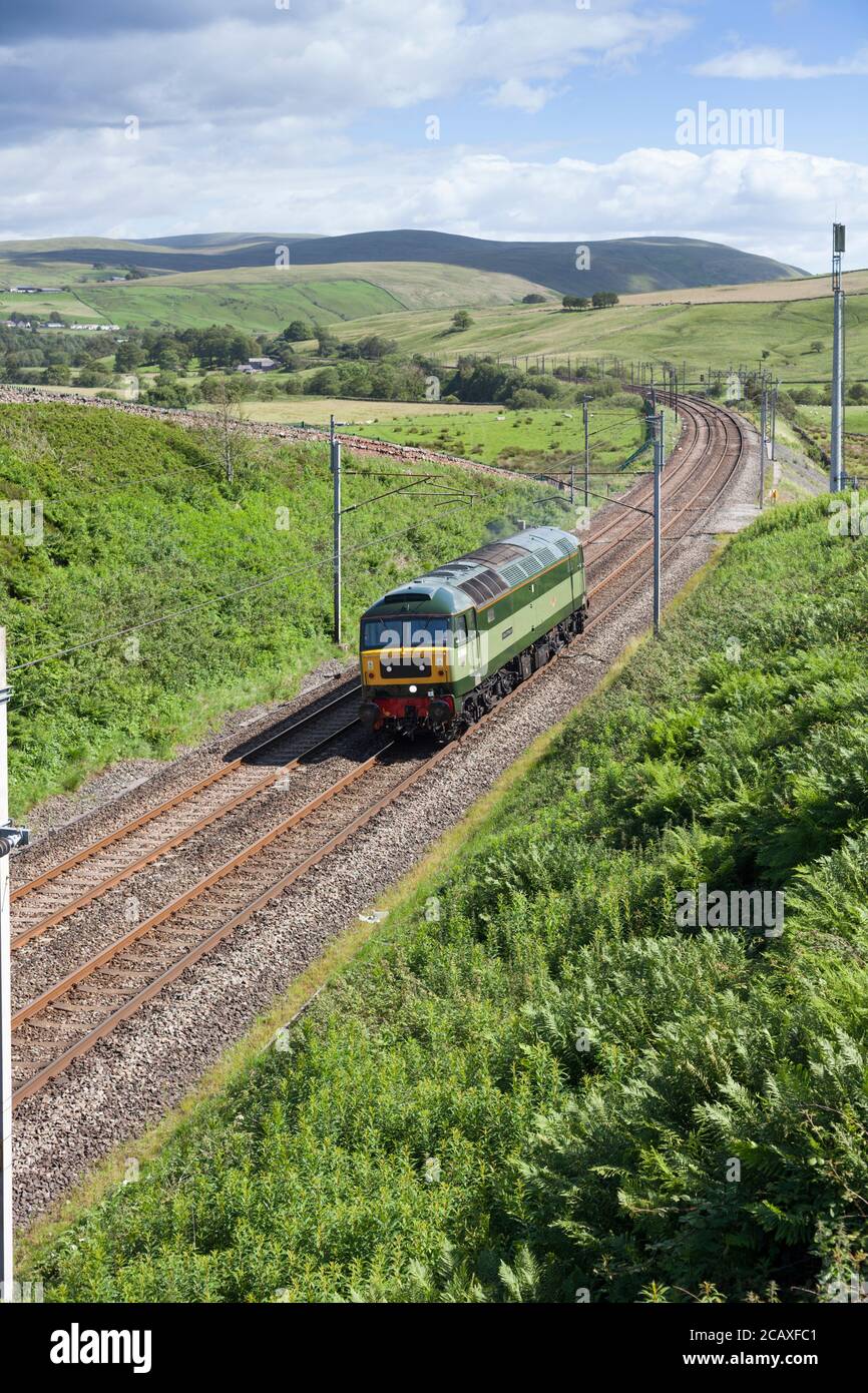 Locomotive Services LTD Britische Eisenbahnen grüne Lokomotive der Baureihe 47 47501 mit leichtem Antrieb an der Westküste in Cumbria Stockfoto