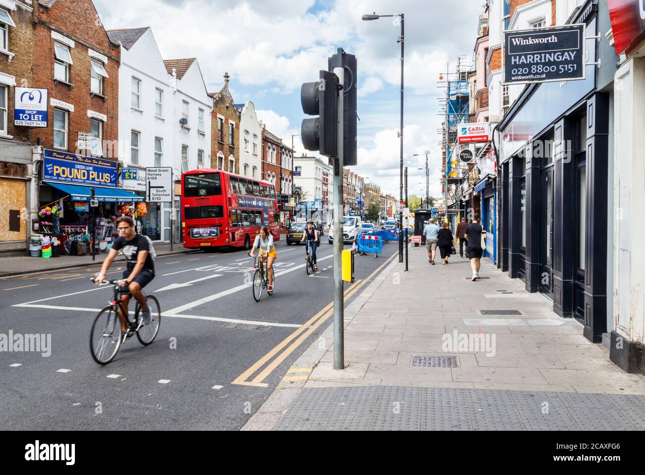 Radfahrer auf Green Lanes in Harringay, einem normalerweise blühenden und belebten Einkaufsviertel, während der Coronavirus-Pandemie, North London, Großbritannien Stockfoto