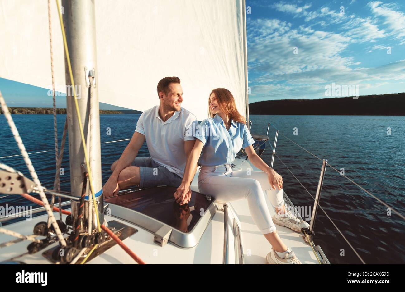 Paar Halten Hände Genießen Yacht Fahrt Verbringen Urlaub Auf Dem Fluss Stockfoto