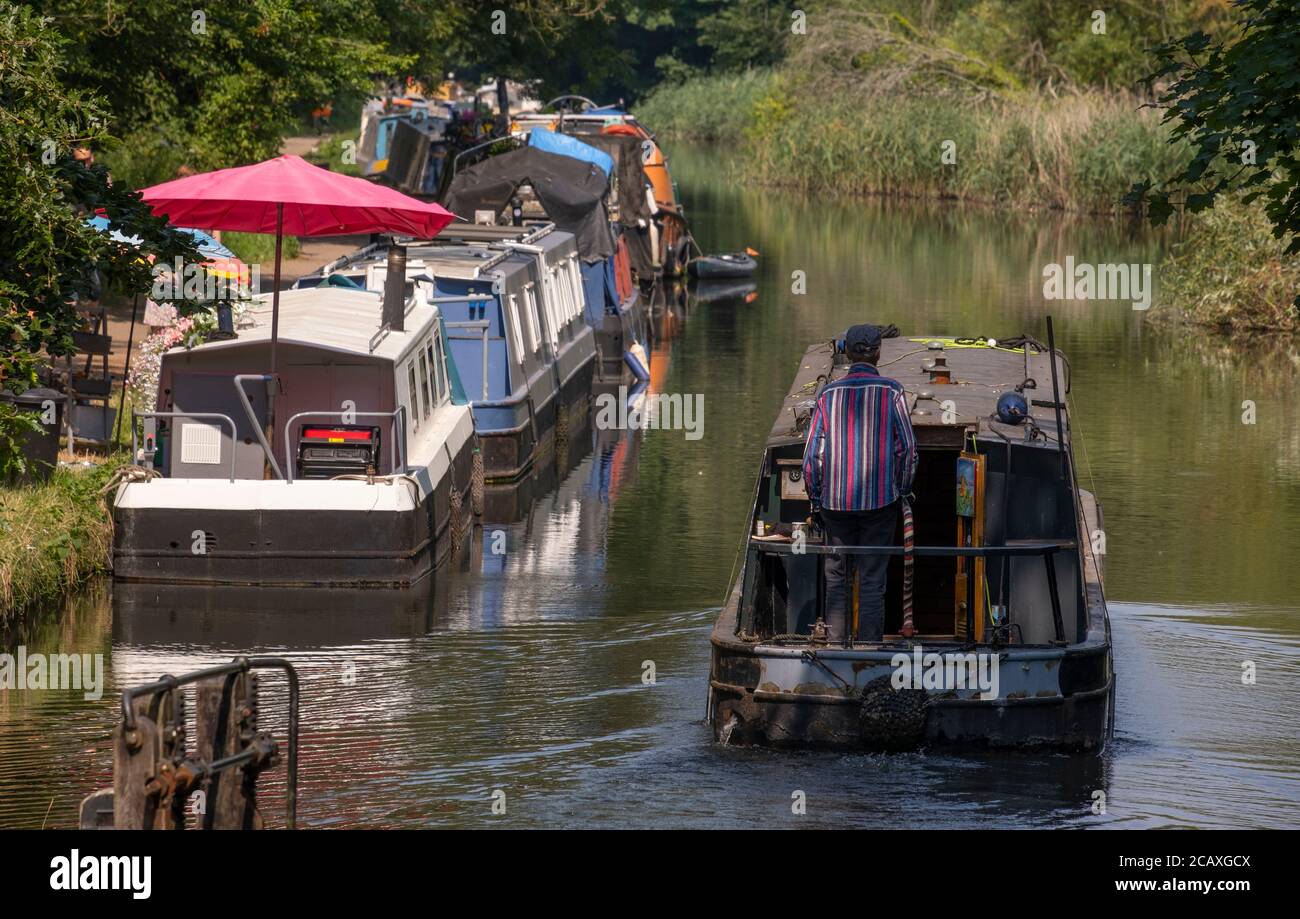 Cassiobury Park, Watford, Großbritannien. August 2020. Die Hitzewelle im Südosten Englands setzt sich fort, während die Schmalbooten den Grand Union Canal im Cassiobury Park entlang fahren. Quelle: Malcolm Park/Alamy Live News. Stockfoto