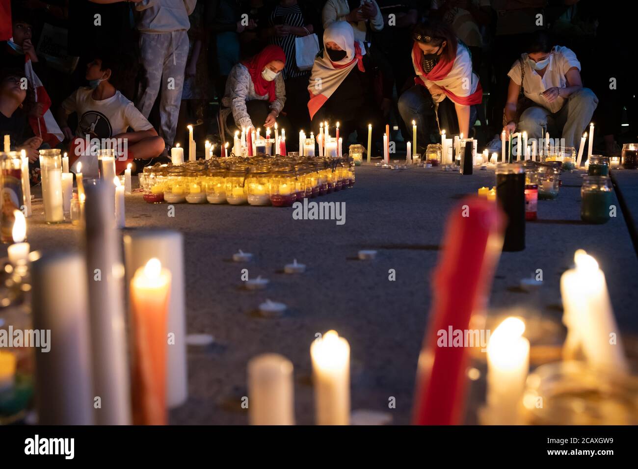 Menschen zünden Kerzen an einer Mahnwache in Toronto an, die zum Gedenken an die Opfer der Explosion am 4. August in Beirut im Libanon gehalten wird. Stockfoto