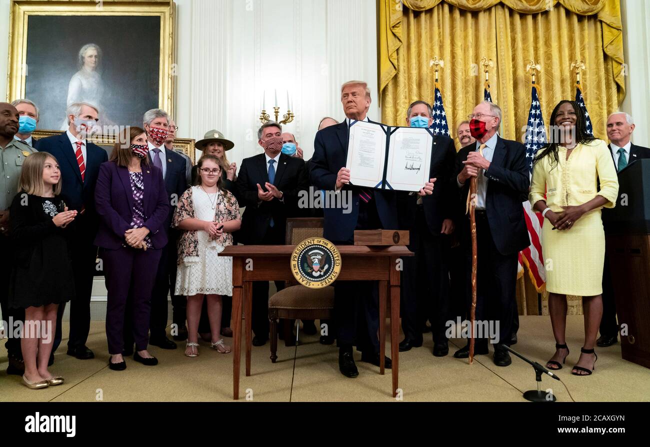 US-Präsident Donald Trump hält den unterzeichneten Great American Outdoors Act während einer Veranstaltung im East Room des Weißen Hauses am 4. August 2020 in Washington, D.C., hoch Stockfoto