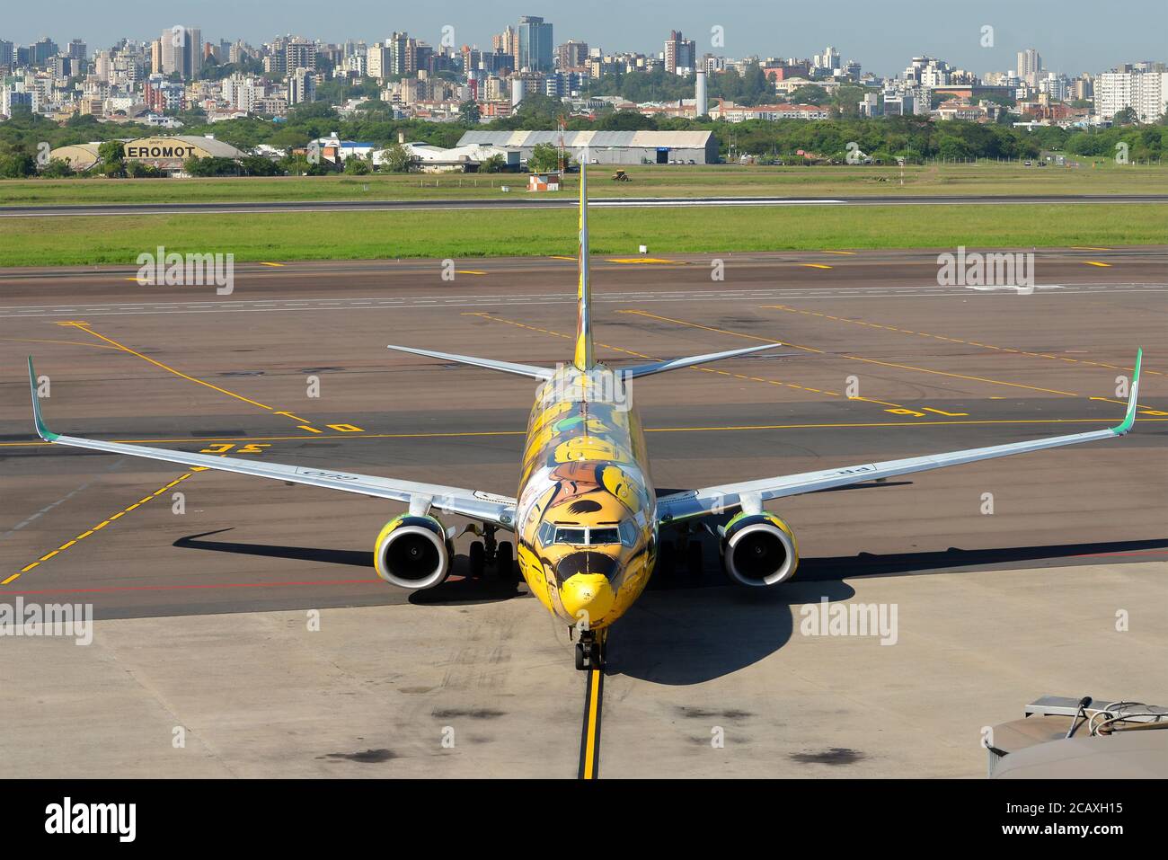 Gol Airlines Boeing 737 mit Graffiti spezielle Lackierung von OS Gemeos brasilianischen Künstlern gemacht. Die Lackierung der Twins-Flugzeuge in Porto Alegre, Brasilien. Stockfoto