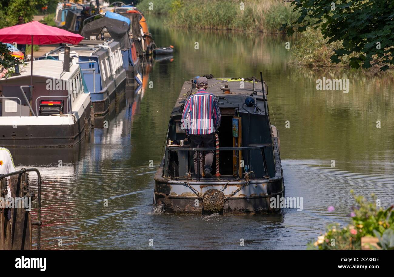 Cassiobury Park, Watford, Großbritannien. August 2020. Die Hitzewelle im Südosten Englands setzt sich fort, während die Schmalbooten den Grand Union Canal im Cassiobury Park entlang fahren. Quelle: Malcolm Park/Alamy Live News. Stockfoto