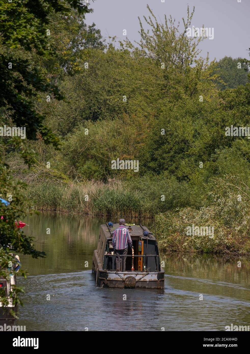 Cassiobury Park, Watford, Großbritannien. August 2020. Die Hitzewelle im Südosten Englands setzt sich fort, während die Schmalbooten den Grand Union Canal im Cassiobury Park entlang fahren. Quelle: Malcolm Park/Alamy Live News. Stockfoto