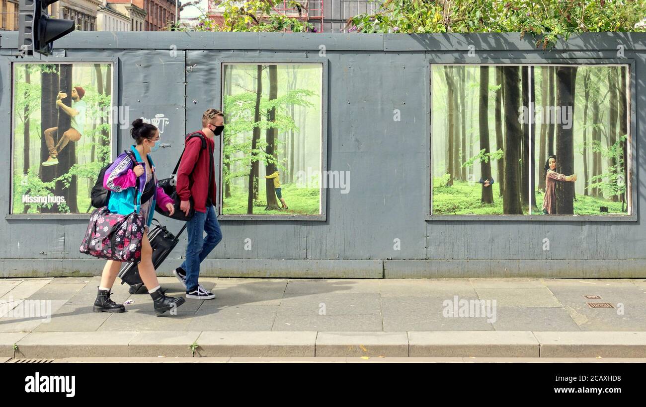 Baum umarmt Street Art in der Handelsstadt Glasgow Stockfoto