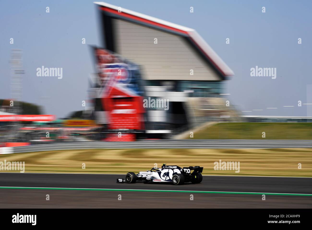 NORTHAMPTON, ENGLAND - AUGUST 09: Pierre Gasly aus Frankreich fährt die (10) Scuderia AlphaTauri AT01 Honda auf Kurs während des 70. Jubiläums Formel 1 Grand Prix auf der Silverstone Race Circuit, Northampton. Stockfoto