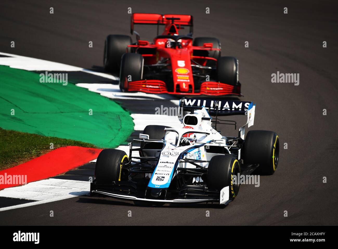 NORTHAMPTON, ENGLAND - AUGUST 09: George Russell aus Großbritannien fährt den (63) Williams Racing FW43 Mercedes führt Sebastian Vettel aus Deutschland mit dem (5) Scuderia Ferrari SF1000 während des 70th Anniversary Formel 1 Grand Prix auf der Silverstone Race Circuit, Northampton. Stockfoto