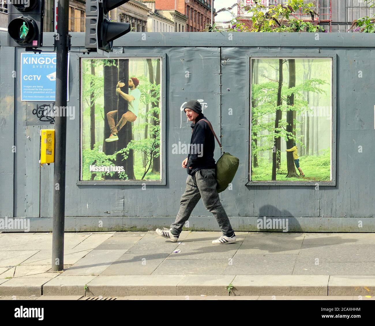 Baum umarmt Street Art in der Handelsstadt Glasgow Stockfoto