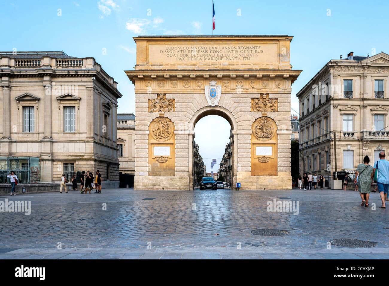 Montpellier, Frankreich - 26. Juli 2019: Triumphbogen Porte du Peyrou in Montpellier, Frankreich an einem Sommernachmittag. Stockfoto