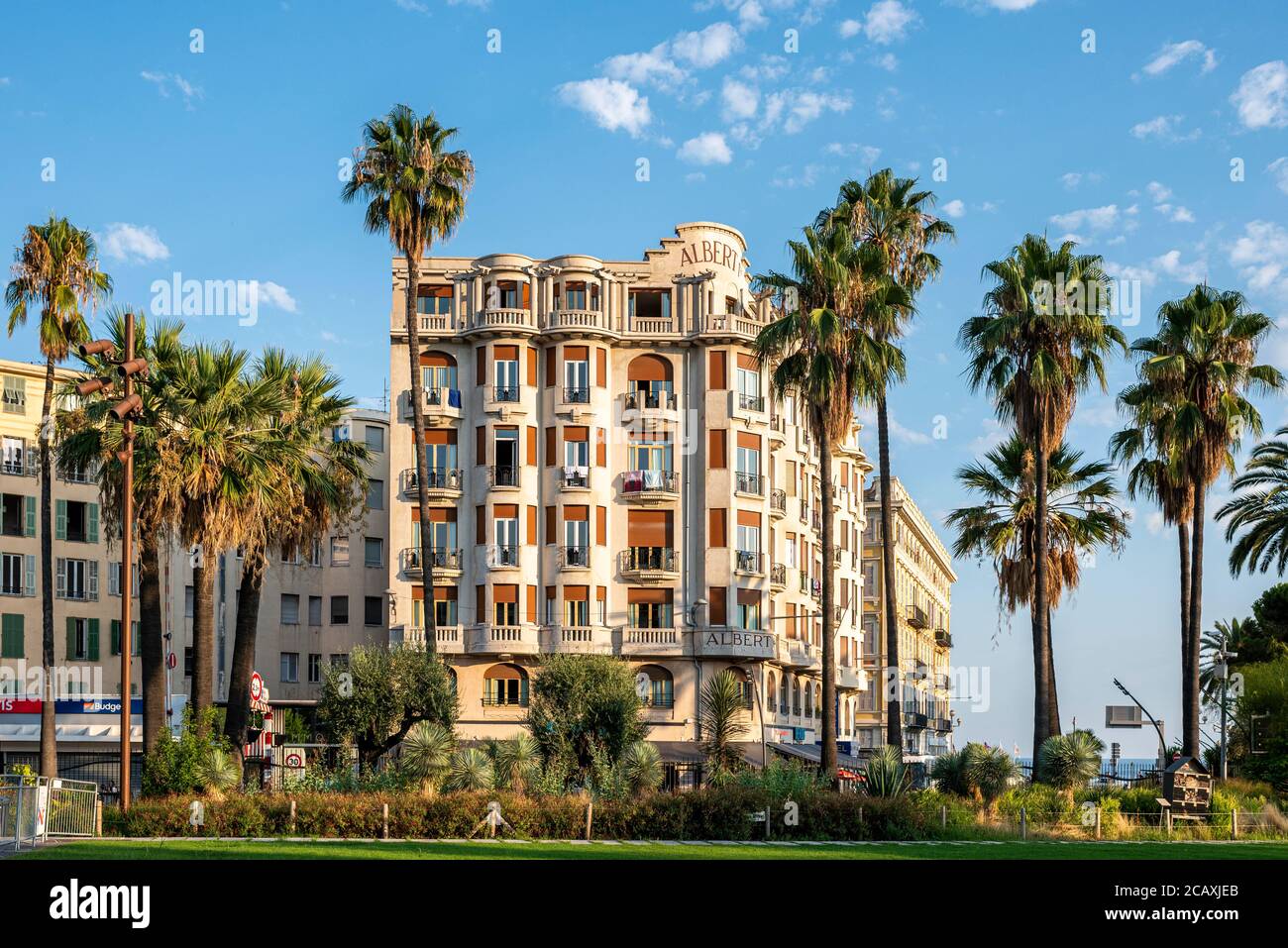 Allgemeine Ansicht des Albert 1er Hotels aus dem öffentlichen Albert 1er Garten in Nizza, Frankreich. Es ist ein 3-Sterne-Hotel und liegt in der Nähe des Meeres. Stockfoto
