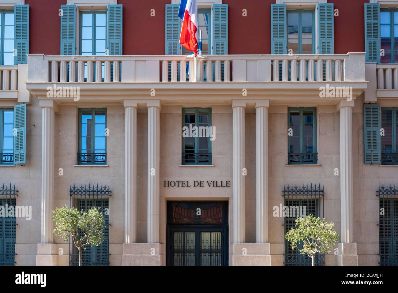 Seitenausgang des Rathauses von Nizza, Frankreich. Jungvermählte nutzen diesen Ausstieg zum Beispiel nach ihrer standesamtlichen Zeremonie. Stockfoto