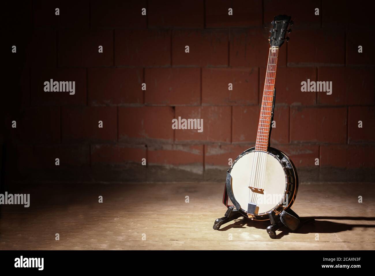 Banjo steht vor einer rohen Backsteinmauer in der Proberaum einer Band, Musikkonzept, Kopierraum, ausgewählter Fokus Stockfoto