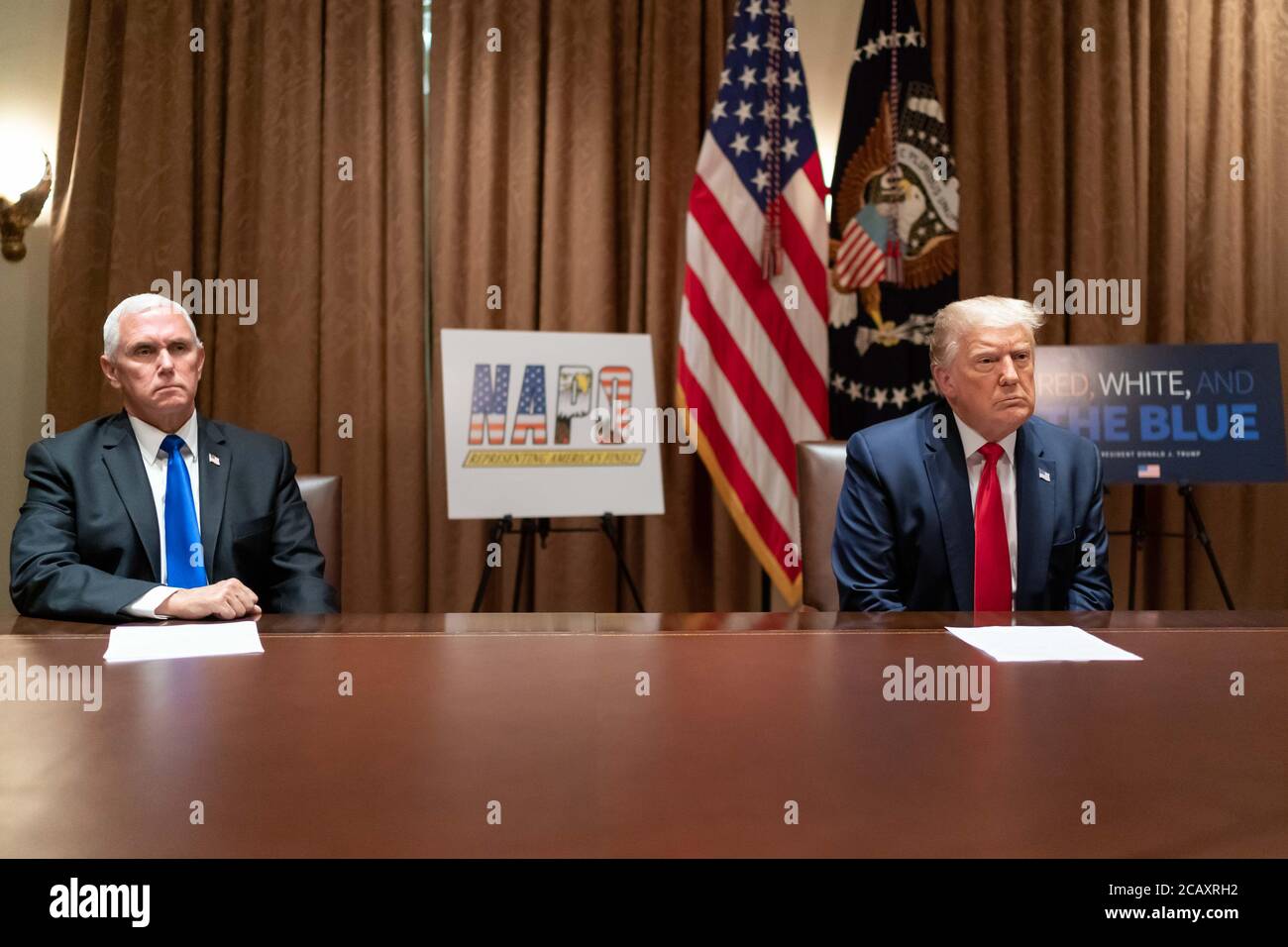 US-Präsident Donald Trump und Vizepräsident Mike Pence, links, während eines Treffens mit der Führung der National Association of Police Organizations im Kabinettsaal des Weißen Hauses 31. Juli 2020 in Washington, DC. Stockfoto