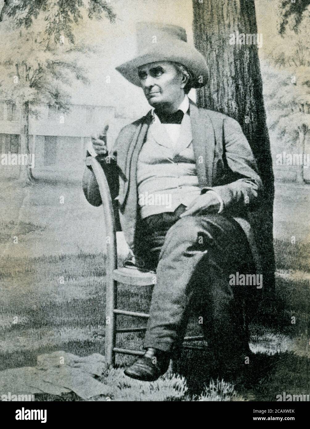 Die Bildunterschrift für dieses Foto von Daniel Webster (gestorben 1852), aufgenommen für 1906 lautet: Daniel Webster. Als einer der wichtigsten, „Gesetzgeber“ von Massachusetts (denn er war einmal ein Mitglied des Massachusetts Senats) ist es eminent richtig, hier, nahe neben dem „Old State House“, dieses seltene, aber besonders interessante Bild von Daniel Webster unter seinem Lieblingsbaum in seinem New Hampshire Haus zu platzieren. Stockfoto