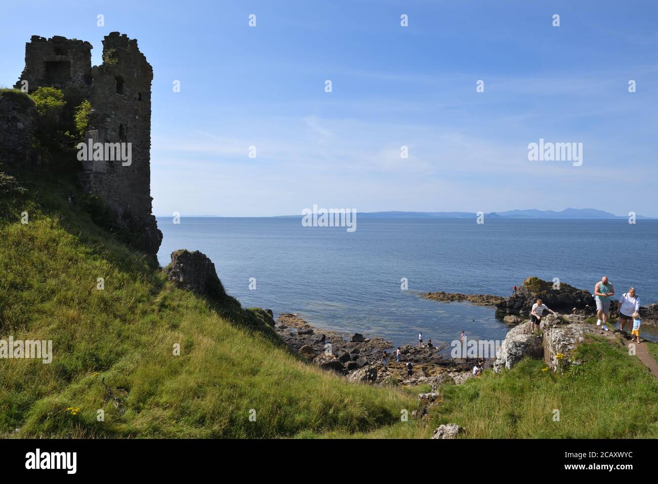 August 2020. Croy, Ayrshire, Schottland, Großbritannien. Blick hinter Dunure Castle über den Firth of Clyde in Richtung Arran. Stockfoto
