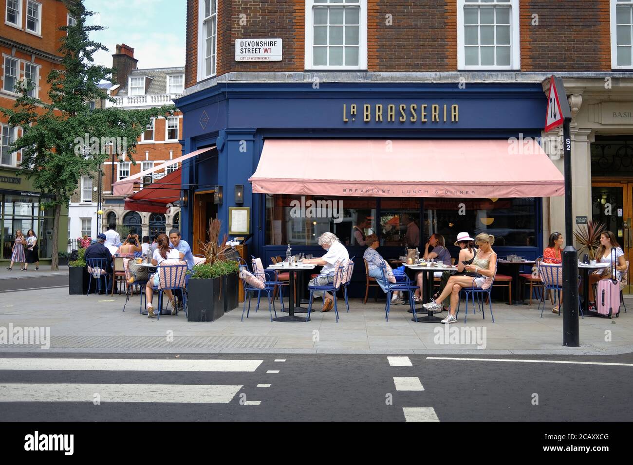 Farbbild von Menschen, die im August 2020 in einem Restaurant in Marylebone, London, essen. Stockfoto