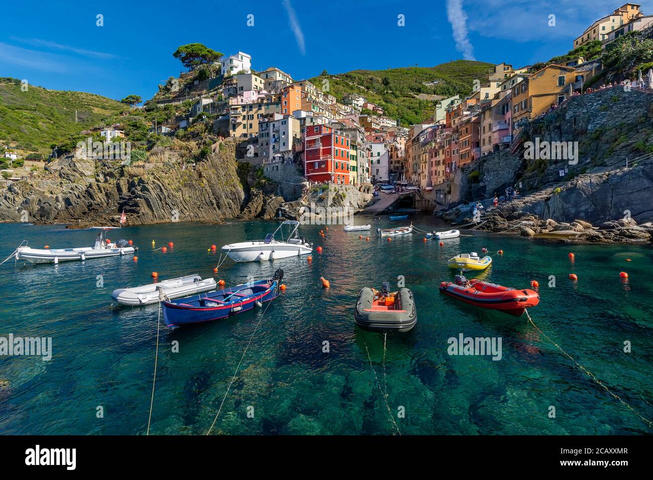 Herrliche Aussicht auf das Dorf am Meer von Riomaggiore, einer der berühmten Cinque Terre, Ligurien, Italien Stockfoto