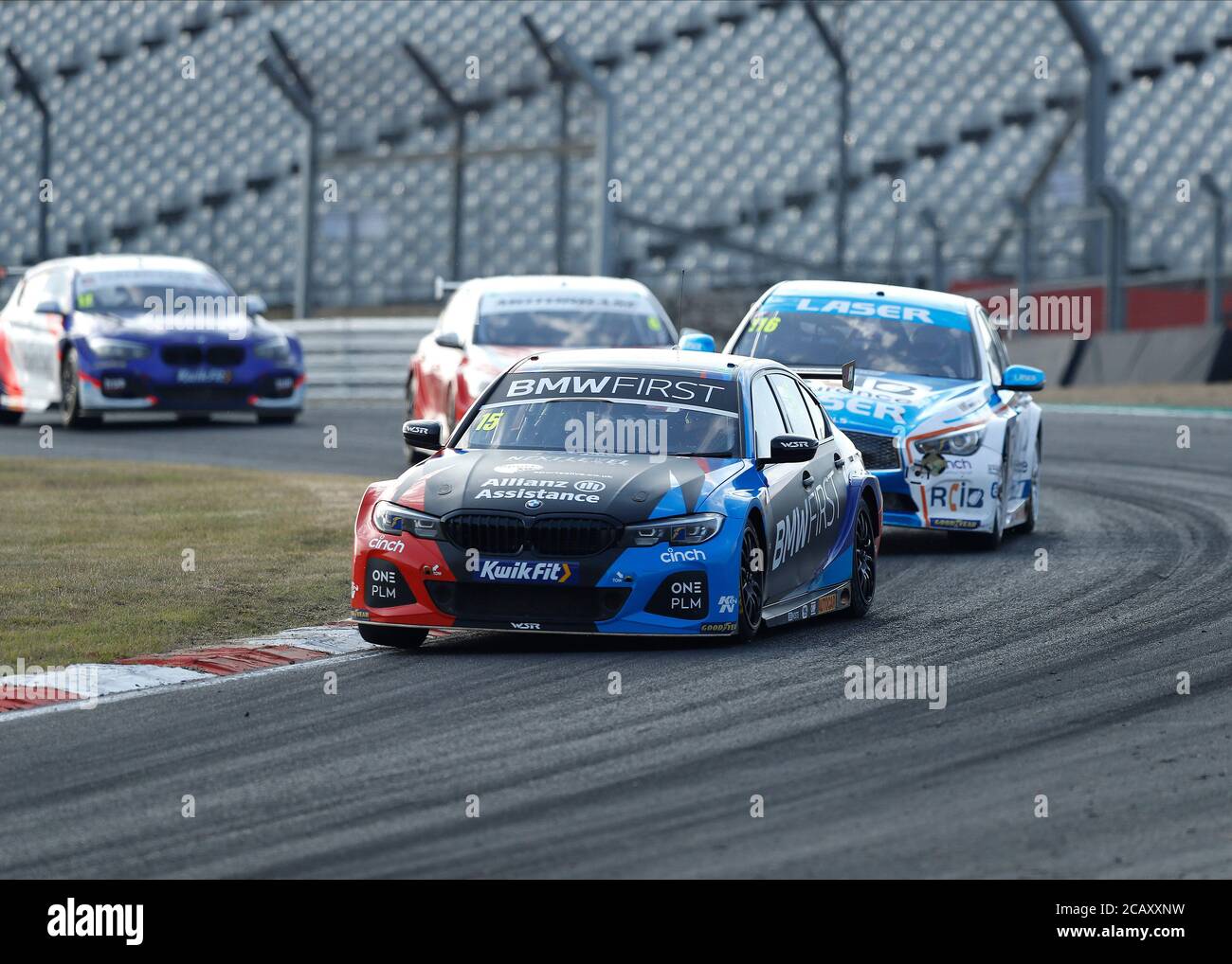 West Kingsdown, Kent, Großbritannien. August 2020. Kwik Fit British Touring Car Championship, Race Day; Tom Oliphant in seinem Team BMW 330i M Sport führt das Rennen Rennen 3 Runde 6 mit Ashley Sutton in seinem Laser Tools Racing Infiniti Q50 in zweiter Credit: Action Plus Sports Images/Alamy Live News Stockfoto