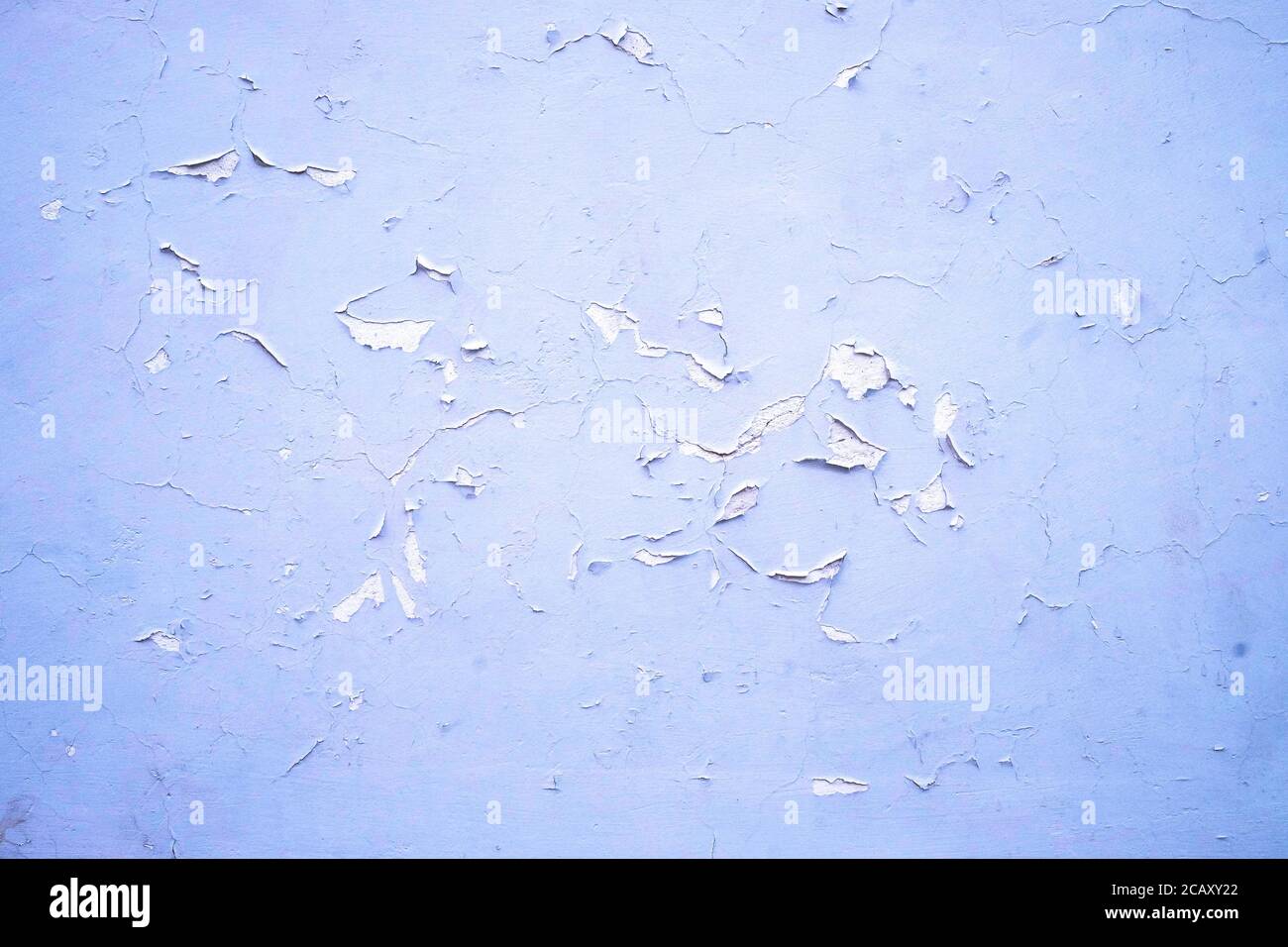 Bläulich weiße Wand mit abblätternder Farbe. Stockfoto