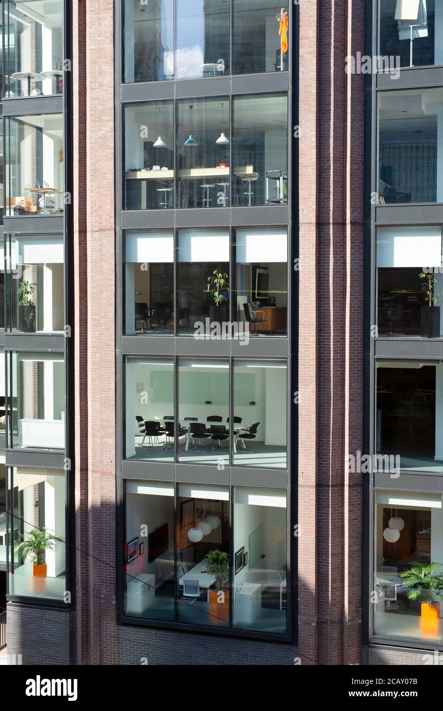 Büros im Cornerblock-Gebäude in der Cornwall Street, Birmingham, Großbritannien, während der Covid-19-Pandemie leer Stockfoto