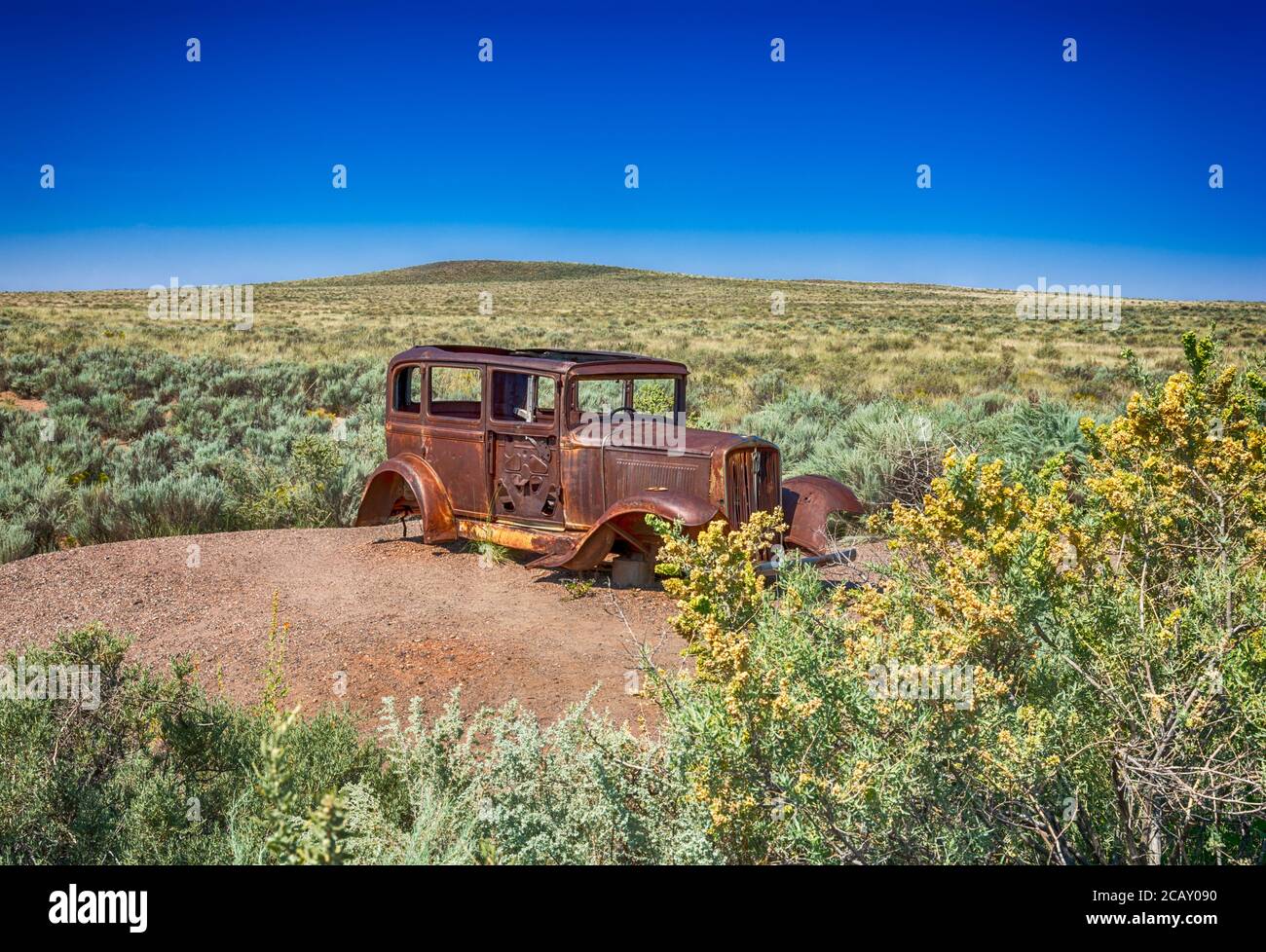 Studebaker aus dem Jahr 1932 liegt an einem Abschnitt der historischen Route 66 im Petrified Forest National Park. Stockfoto