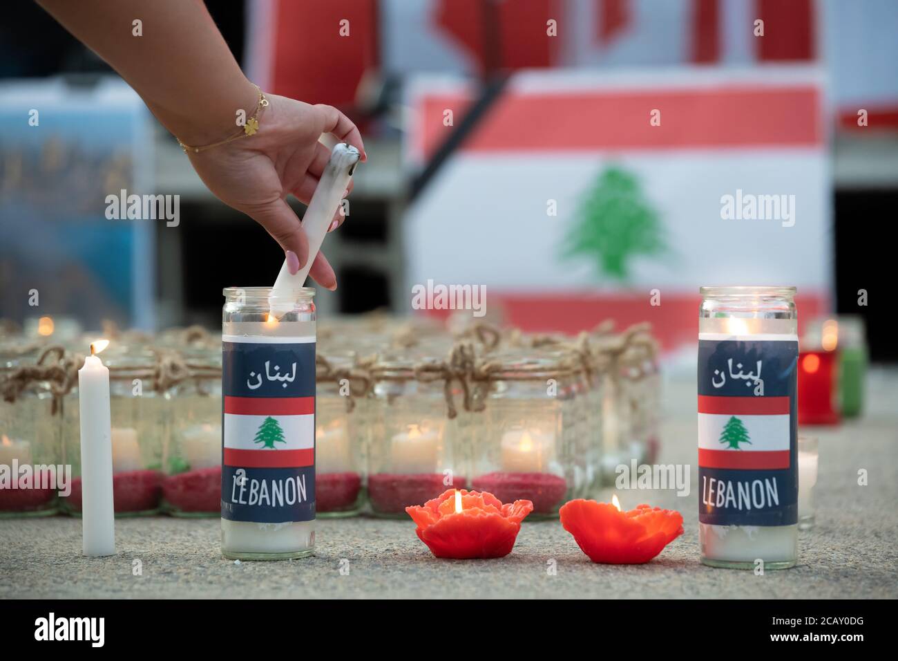 Eine Person zündet eine Kerze an einer Mahnwache in Toronto an, die zum Gedenken an die Opfer der Explosion am 4. August in Beirut im Libanon gehalten wird. Stockfoto