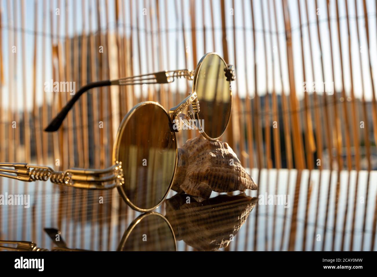Steampunk runde Sonnenbrille spezielles Design Shoot an einem sonnigen Tag Im Sommer Stockfoto