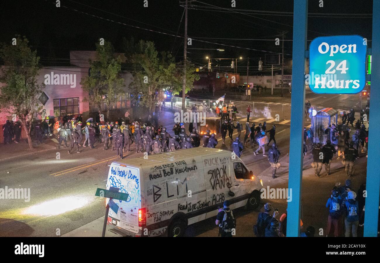 Portland Oregon USA 8. August 2020 Demonstranten entstellen Portland Police Association. Kredit : Mark Downey/ Alamy Live Nachrichten Stockfoto