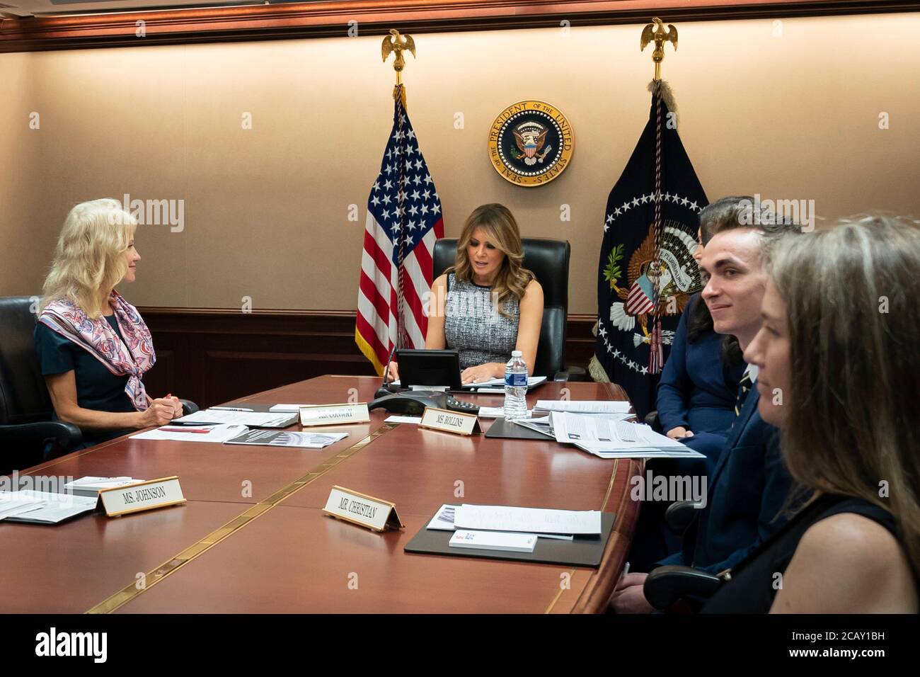 US-First Lady Melania Trump nimmt an einem virtuellen Rundtisch mit Mitgliedern des Congressional Coalition on Adoption Institute Foster Youth Internn Group im Situationsraum des Weißen Hauses am 27. Juli 2020 in Washington, DC Teil. Stockfoto