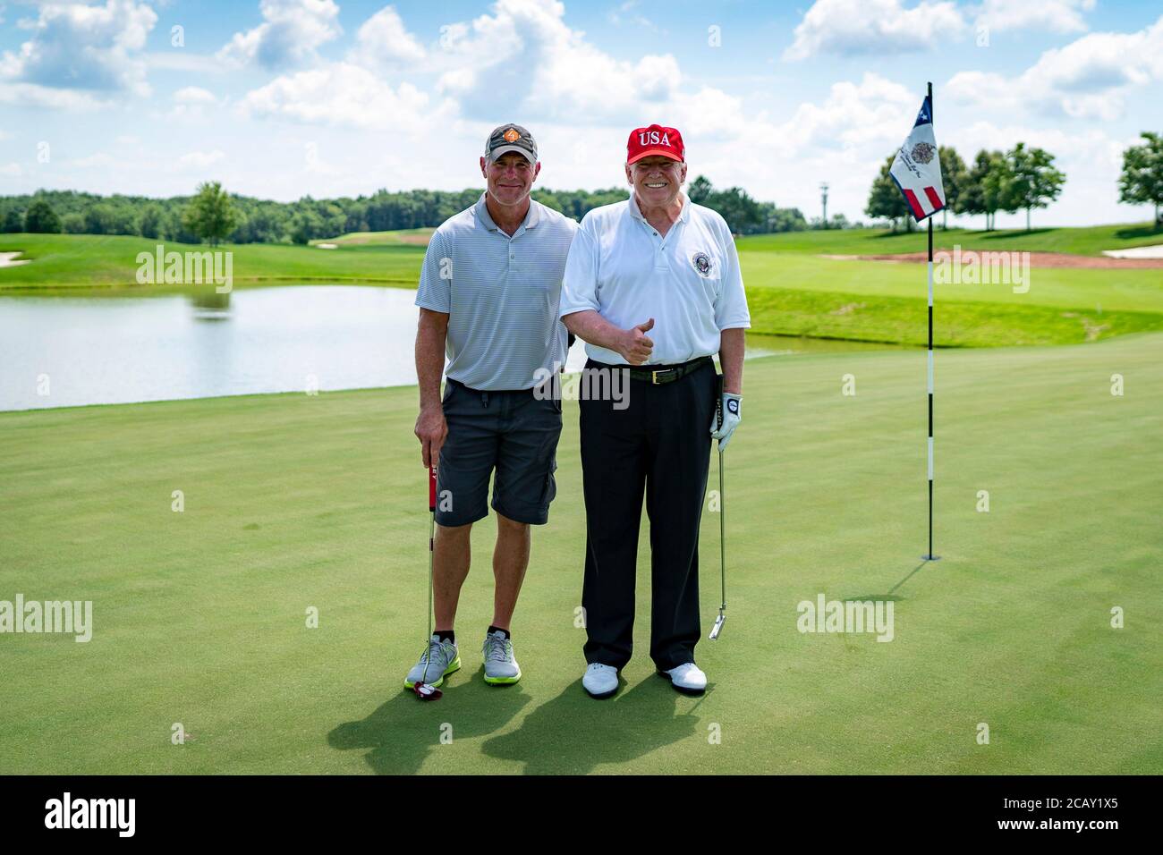 US-Präsident Donald Trump posiert für ein Foto mit Fußball-Legende Brett Favre im Trump National Golf Club 25. Juli 2020 in Bedminster, New Jersey. (Anmerkung der Redaktion: Es scheint, dass der Präsident in diesem White House Handout digital abgespeckt wurde) Stockfoto