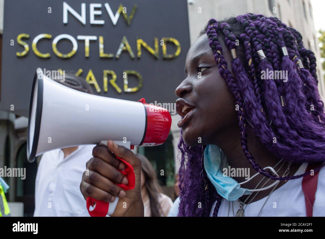 London Großbritannien 9. Aug 2020 Demonstranten, die während einer Black Lives Angelegenheit Parolen schreien, protestieren außerhalb von Scotland Yard. Die Demonstranten fordern ein Ende der „Überpolizei der schwarzen Gemeinden“ und den Einsatz übermäßiger Gewalt und Taser. Kredit: Thabo Jaiyesimi/Alamy Live Nachrichten Stockfoto