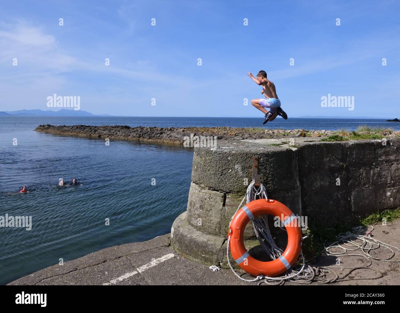 Januar 2020. Dunure, Ayrshire, Schottland, Großbritannien. Die Temperaturen in der Mitte der zwanziger Jahre scheinen im Widerspruch zu der Unwetterwarnung in Kraft für Mitte der Woche mit Gewitter prognostiziert. Kredit. Douglas Carr/Alamy Live News Stockfoto