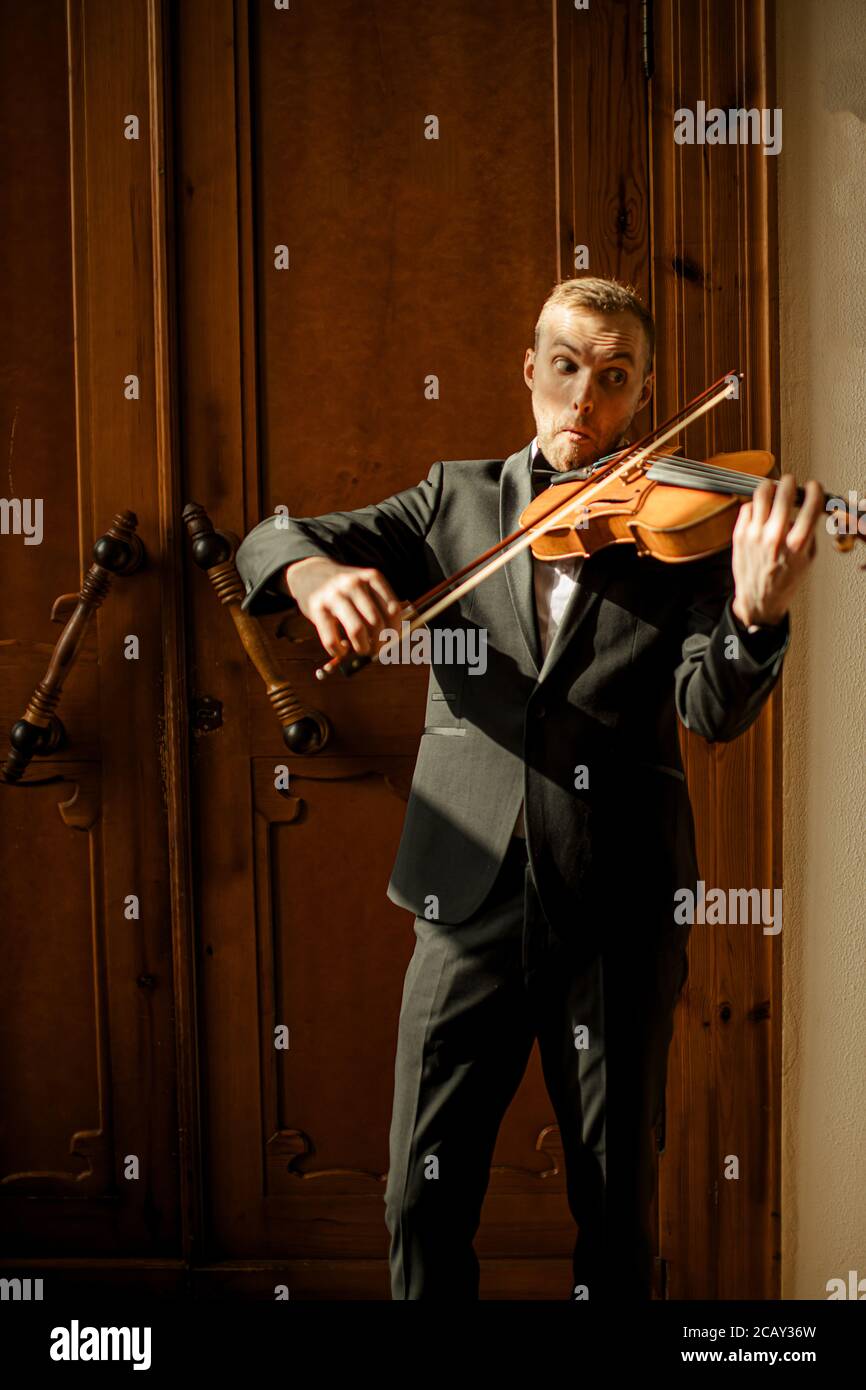 Junge professionelle Musiker Mann spielen Geige, üben, klassische Musik. Musik, Instrumente, Kunstkonzept Stockfoto
