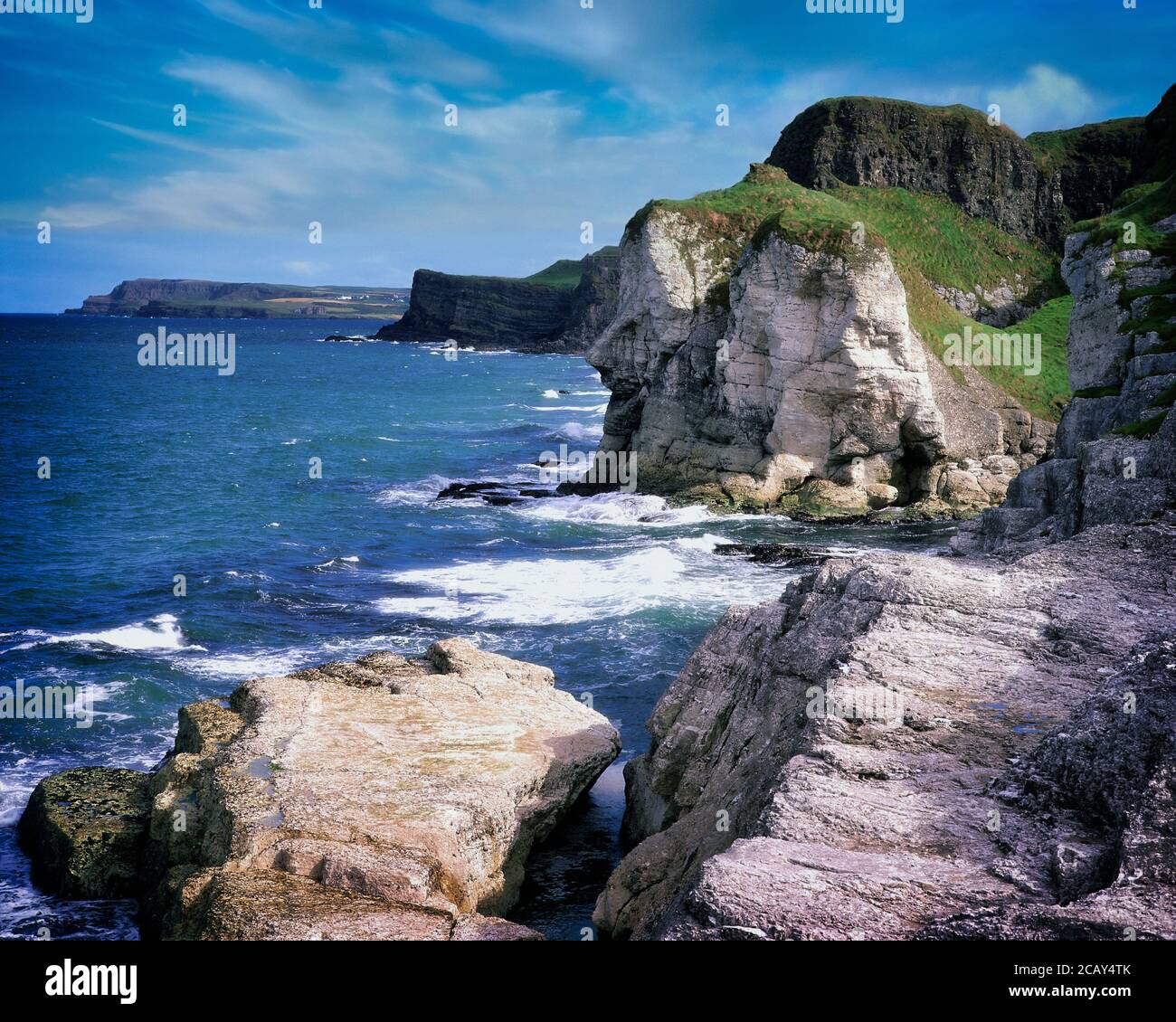 GB - NORDIRLAND: Giganten Fahren Sie entlang der Antrim Küste an den White Rocks bei Portrush Stockfoto