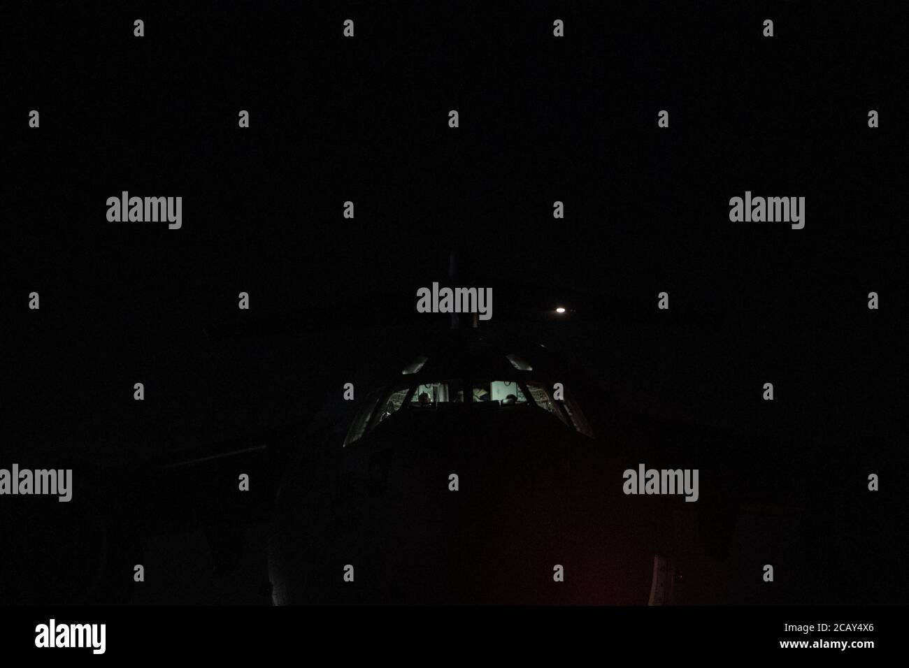 Luftbesatzung des 816. Airlift Squadron, Abteil 1, bereitet vor dem Start auf der Ali Al Salem Air Base, Kuwait, 6. August 2020 einen C-17 Globemaster III vor. Die auf der AASAB stationierten Flieger sind Teil des geschäftigsten Hafens im US Central Command-Einsatzgebiet und sorgen dafür, dass Luftbrücke und Unterstützung in einem 24-Stunden-Einsatztempo weiterlaufen. (USA Air Force Foto von Tech. Sgt. Alexandre Montes) Stockfoto