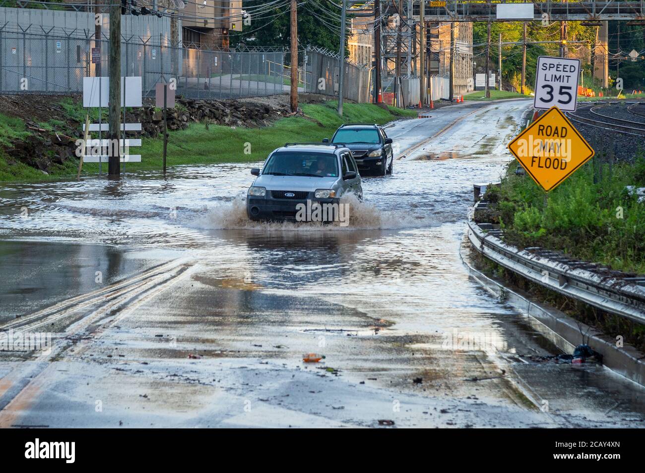 Autos fahren durch überflutete Straße, Pennsylvania, USA Stockfoto