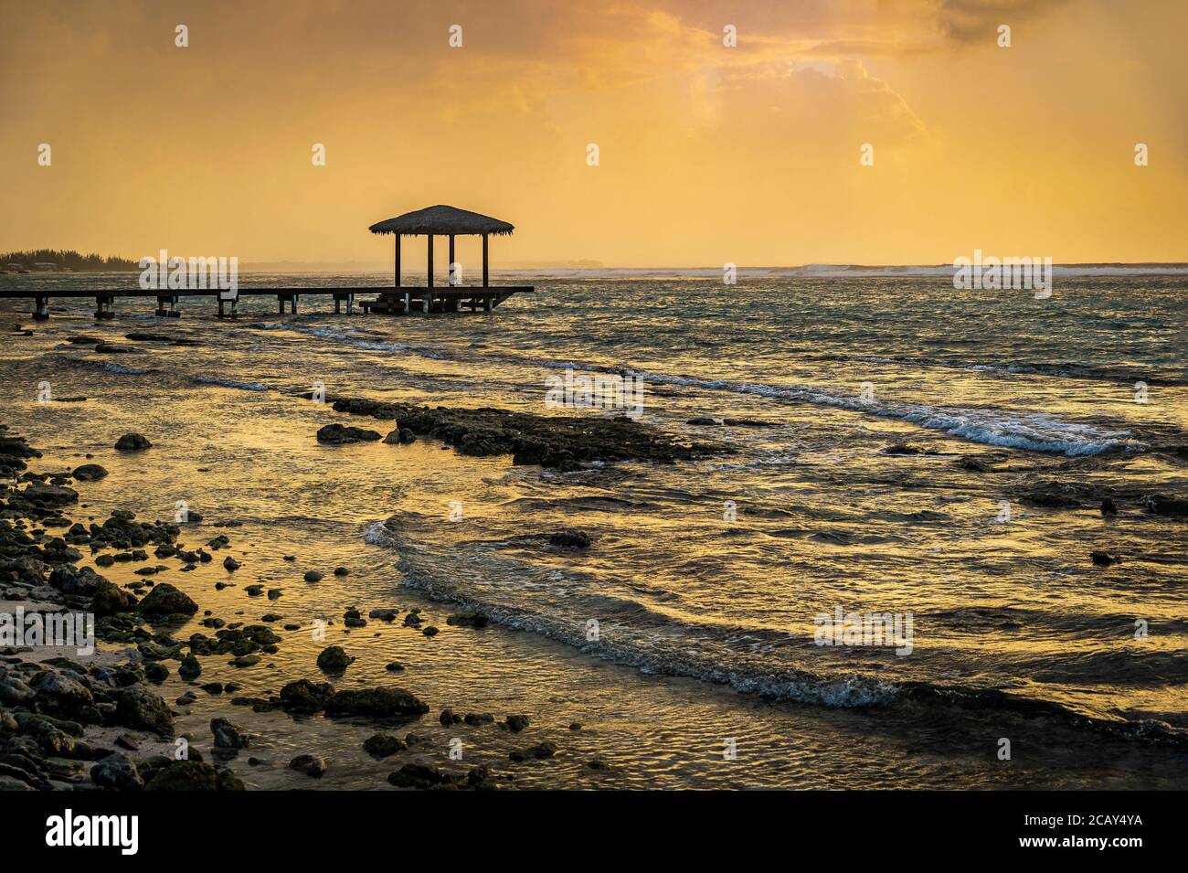 Pier mit Wellen bei Sonnenaufgang, Grand Cayman Island Stockfoto
