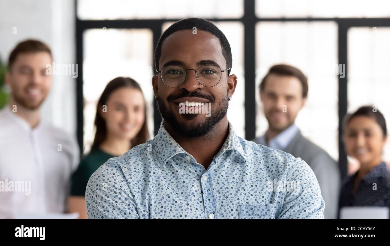 Kopfaufnahme Porträt lächelnd afroamerikanischen Executive trägt eine Brille Stockfoto