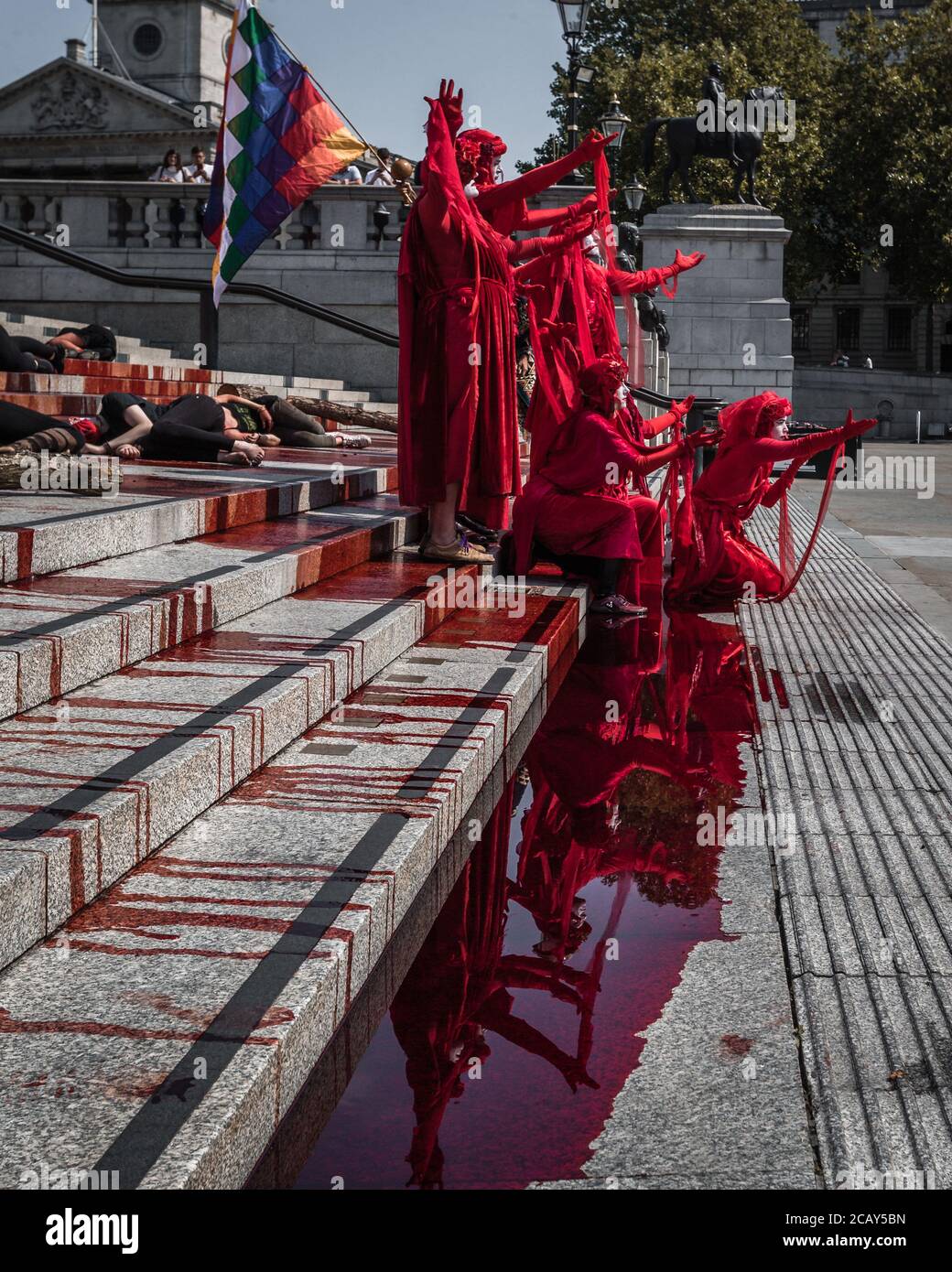 Fake Blood und Red Rebels of Extinction Rebellion nehmen am Internationalen Tag der indigenen Völker der Welt am Trafalgar Square in London Teil Stockfoto