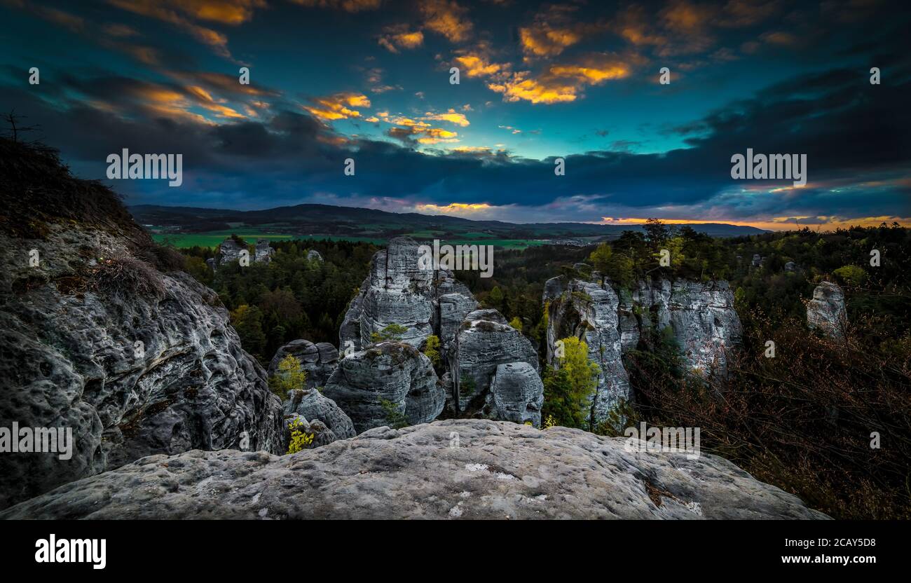 Sonnenuntergang Sonnenaufgang am Aussichtspunkt Lvice auf Hruba Skala in Bohmisches Paradies, Cesky raj, Tschechische Republik, das beste Foto Stockfoto