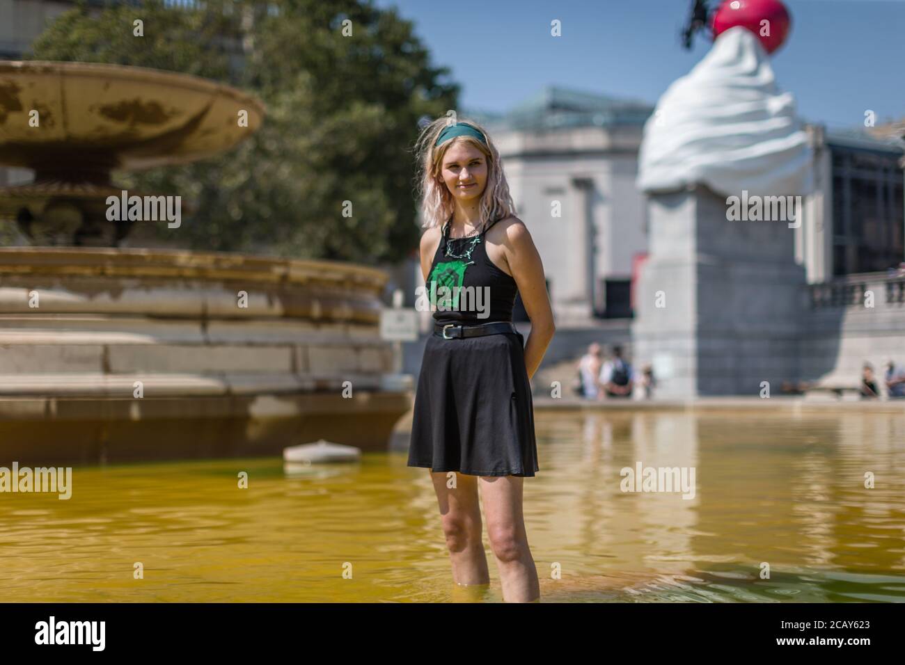 Ein Aussterben Protestierende Rebellion im Brunnen des Trafalgar Square Während eines Protestes gegen den Tod indigener Völker in Brasilien Stockfoto