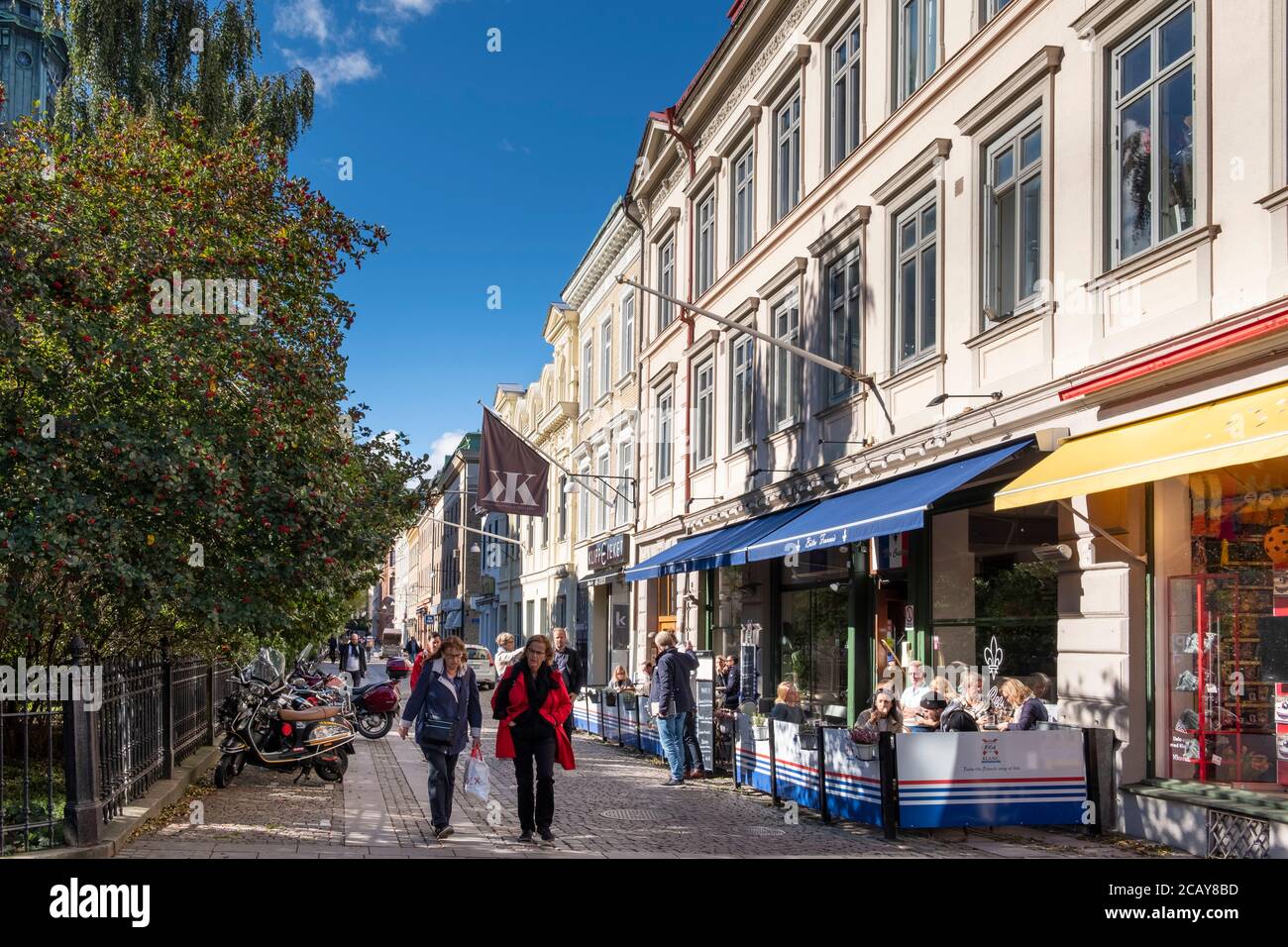 Menschen und Cafés in der Innenstadt, Göteborg, Schweden Stockfoto