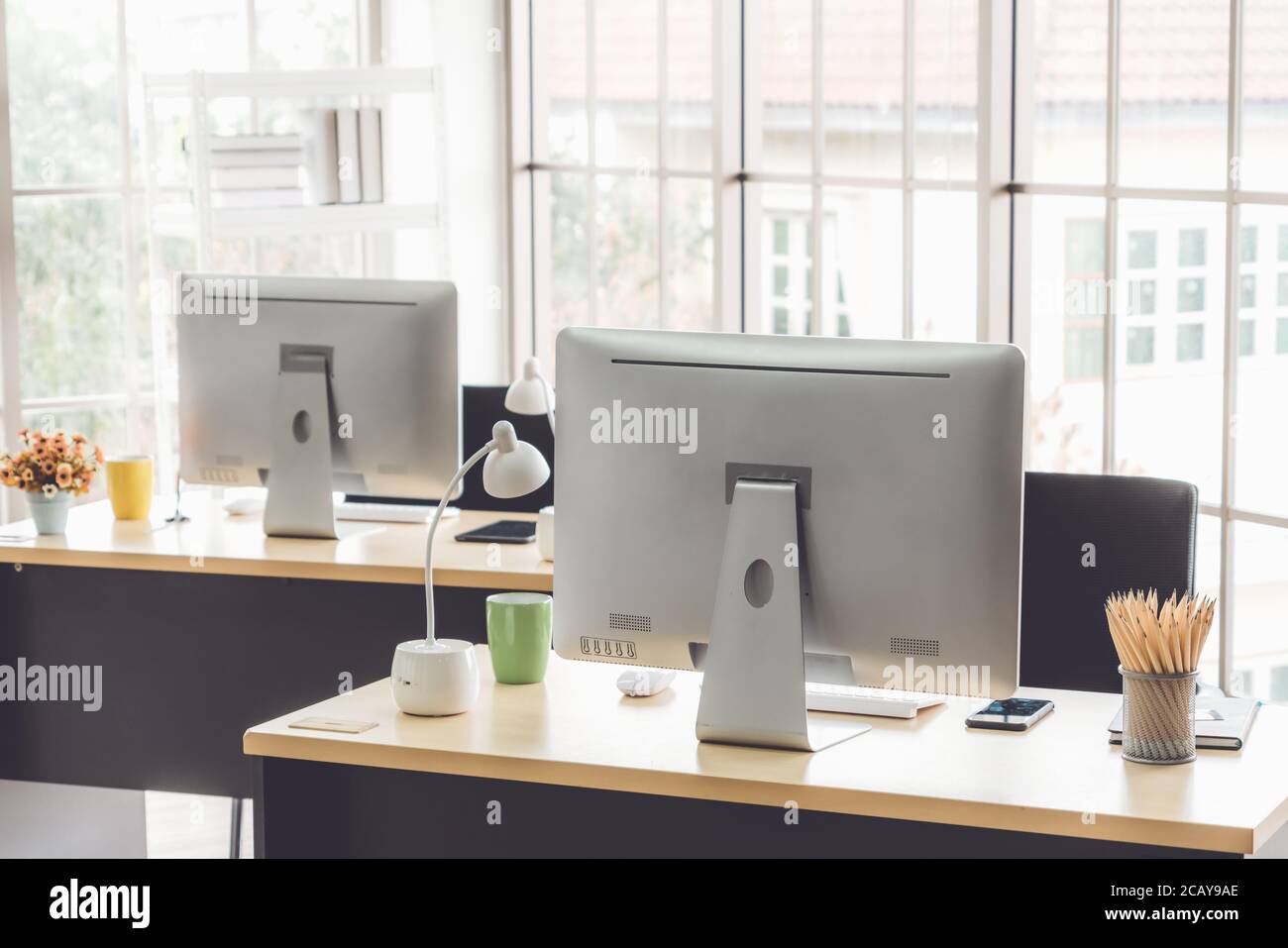 Desktop-PC-Computer in kleinen modernen Büros oder Home-Office. Stockfoto